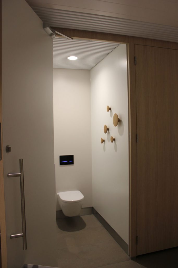 Toiletgroepen-vertrekhallen-schiphol-airport-denekamper-metaal-industrie-1.jp2