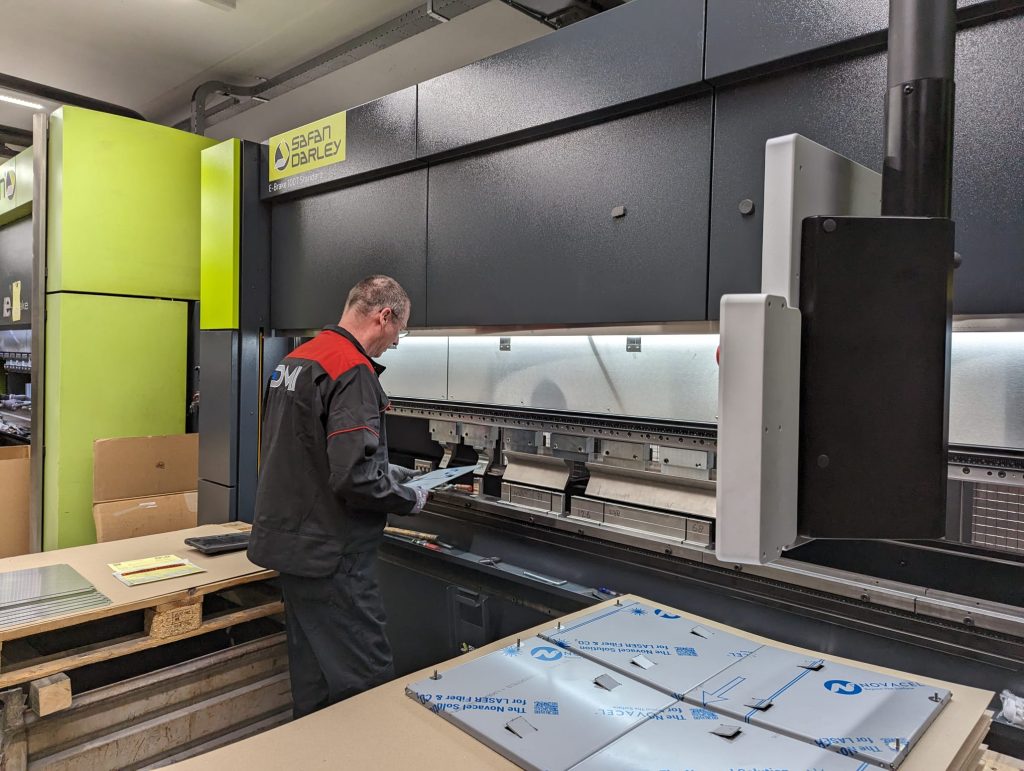 Plaatwerker aan het werk bij DMI in Denekamp
