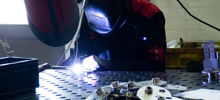 Lasser aan het werk met precisie in de werkplaats van DMI