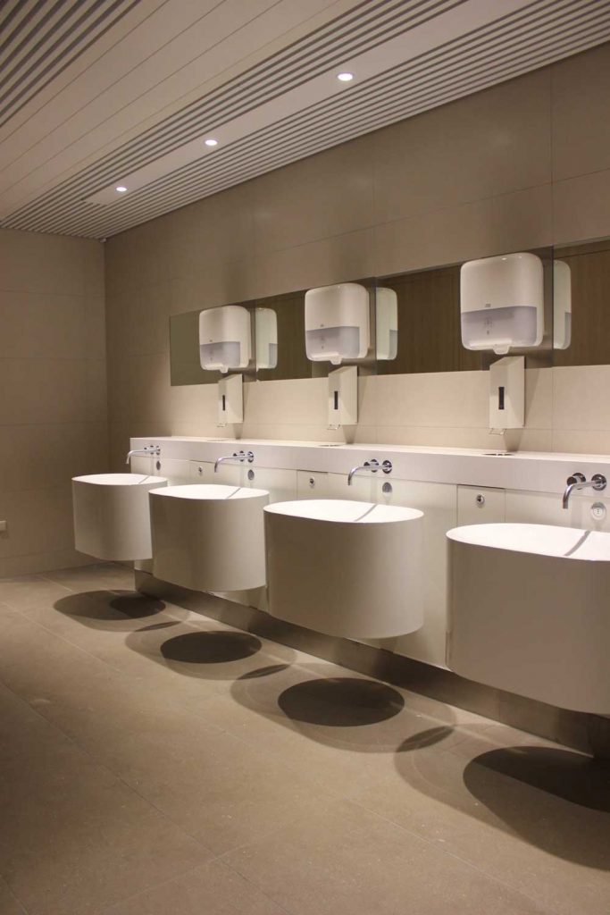 Toiletgroepen-vertrekhallen-schiphol-airport-denekamper-metaal-industrie-1.jp4