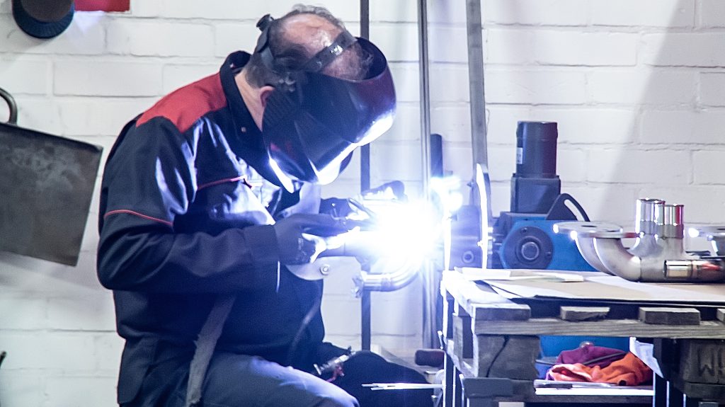 Lasser aan het werk met precisie in de werkplaats van DMI