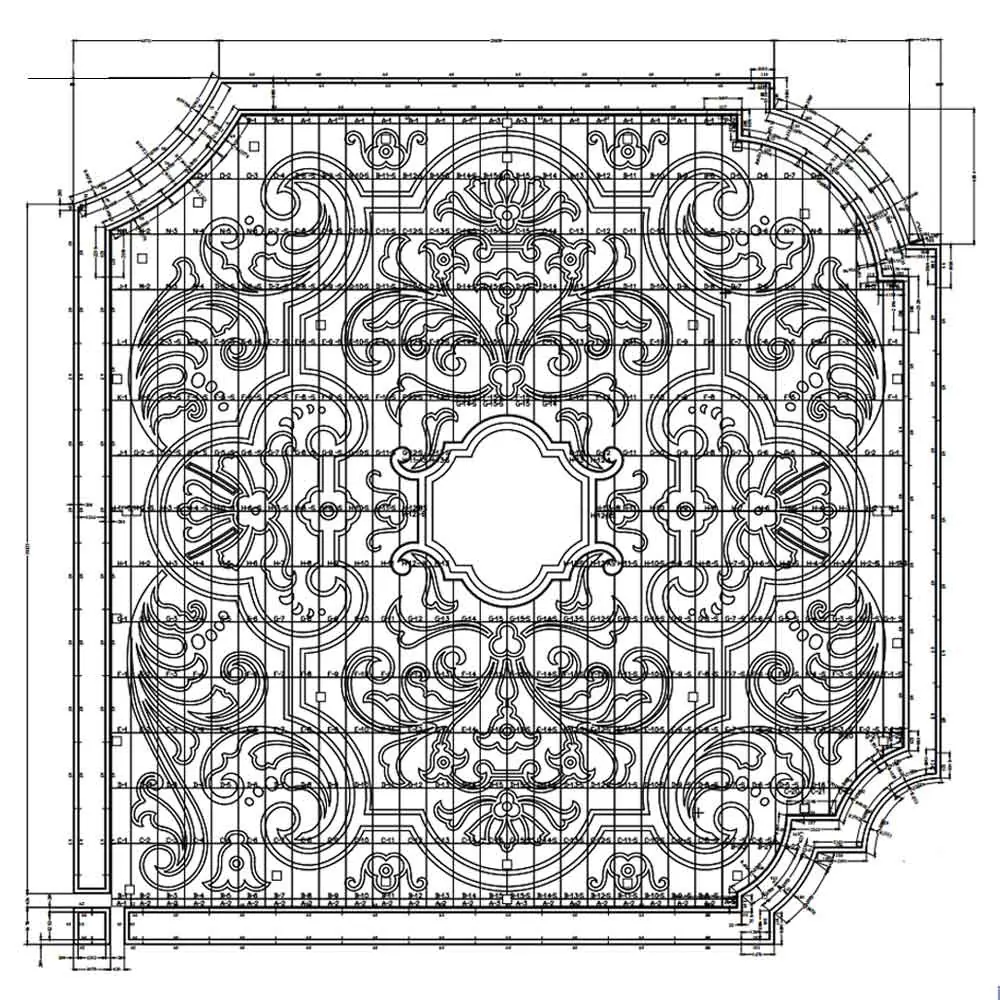 Zwart-witte bouwtekening van een symmetrisch plafondontwerp met krullende bladmotieven, rasterlijnen, codes en maatvoering.